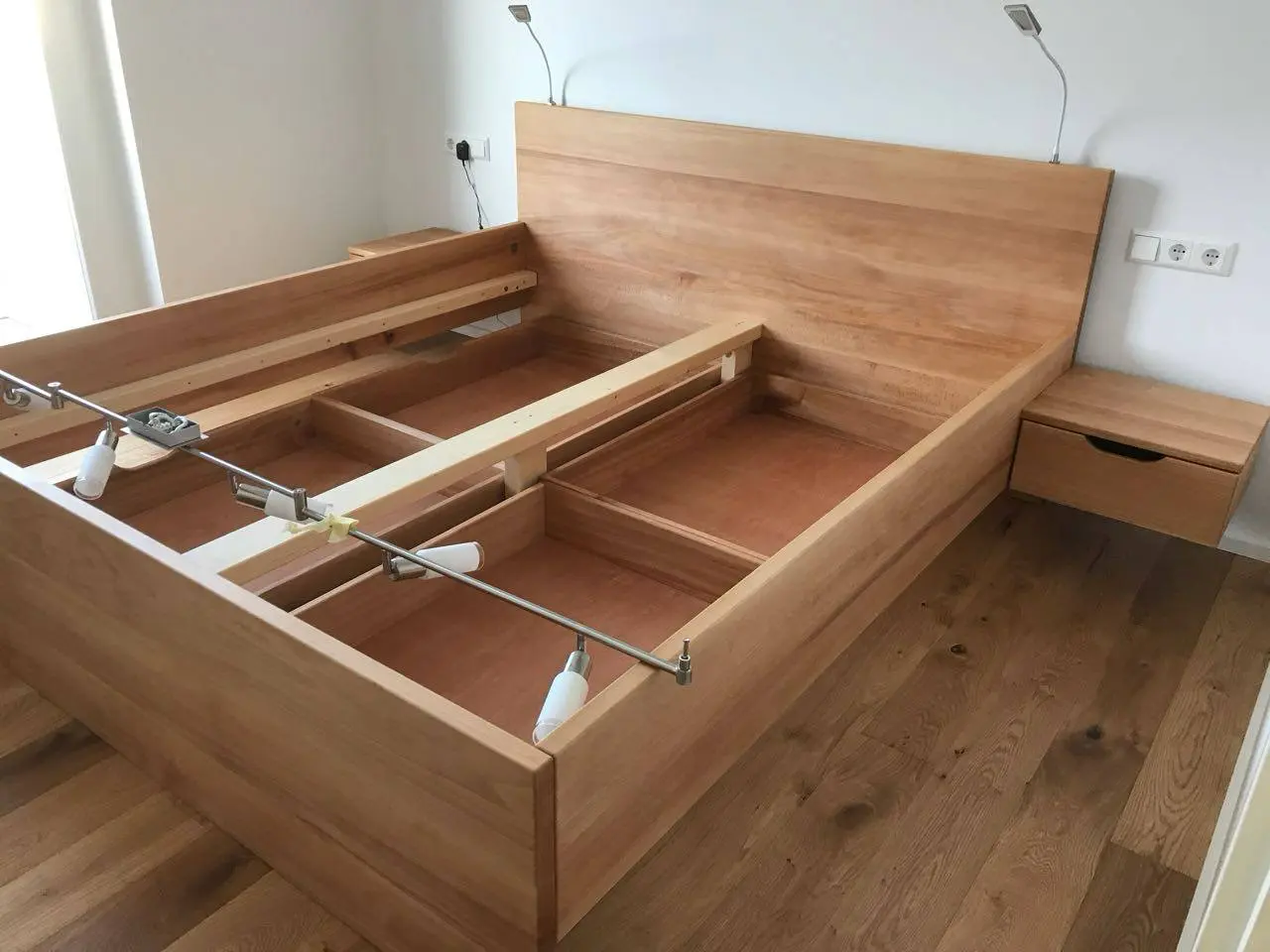 Maßgefertigtes Holzbett mit Stauraum, breitem Kopfteil und schwebendem Nachttisch