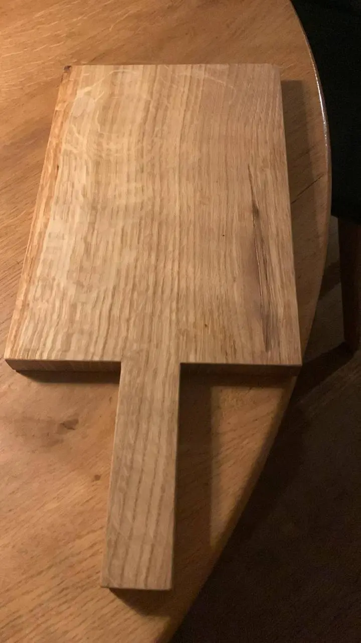 Sauber ausgearbeitetes, individuell geformtes Holzbauteil mit sichtbarer Maserung